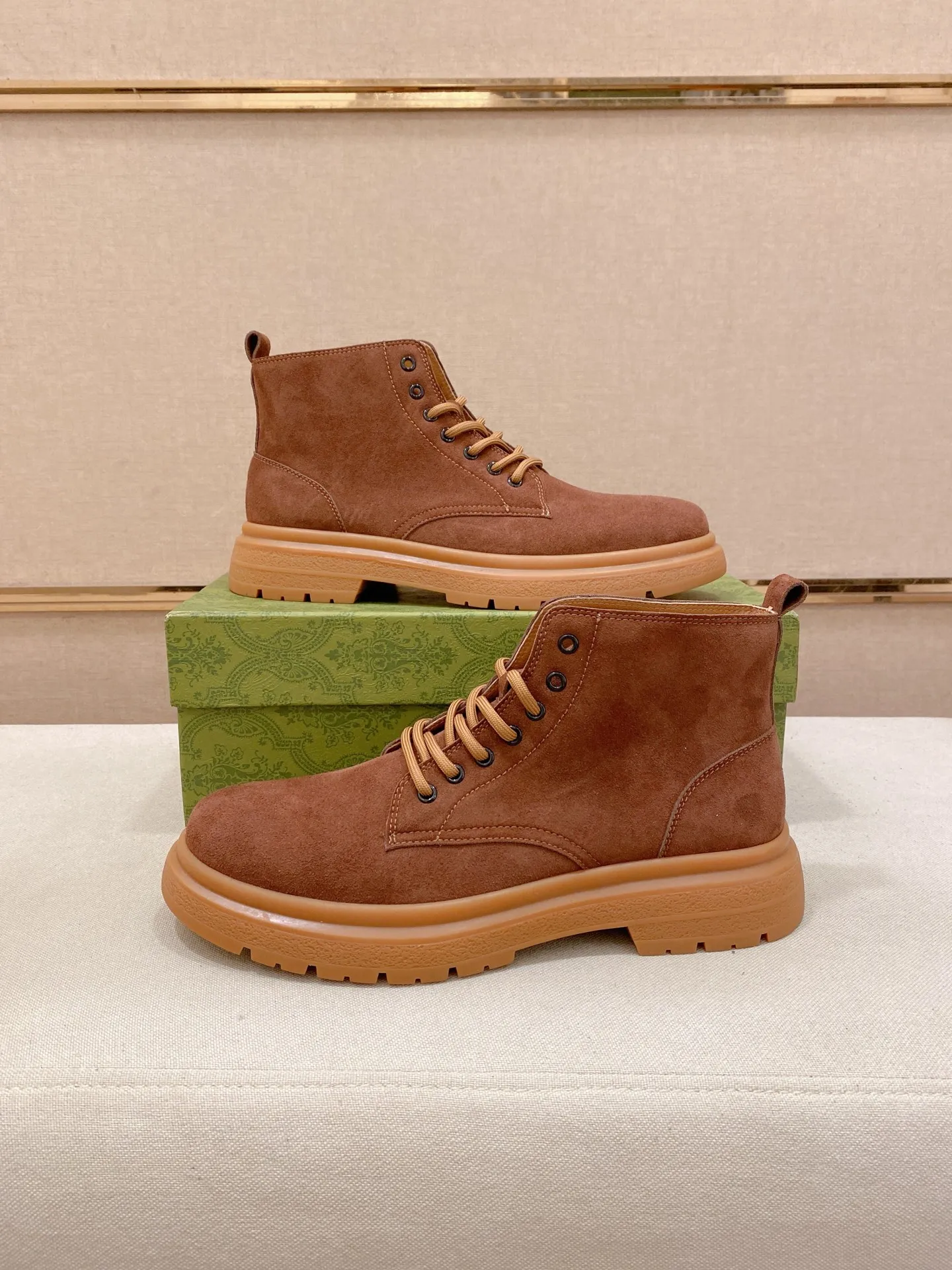 Men's shoes💰 440💰 Leather and velvet lining optional! The new high-top GUCCI counters are on the market at the same time. The new men's shoes and 😘fabric are selected from imported cowhide. The lining: leather lining and plush lining are optional. 👍🏿 High-end ☄️ air-cushion molded anti-slip rubber outsole, exquisite lines, simple and elegant, comfortable and high-end for leisure travel. Code number: 38 to 44 (45 can be customized and cannot be returned or exchanged)